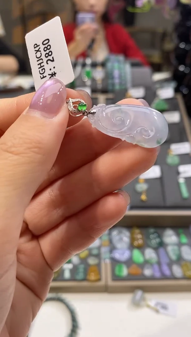 颈饰18K金镶嵌翡翠如意