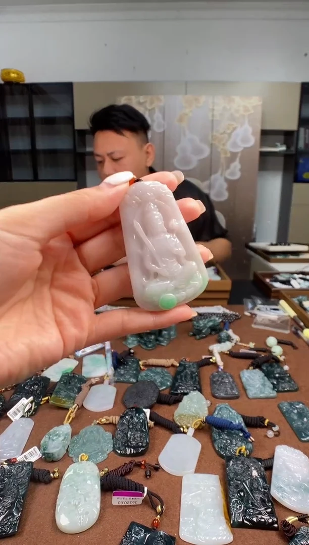 颈饰未镶嵌翡翠 多样性发其一