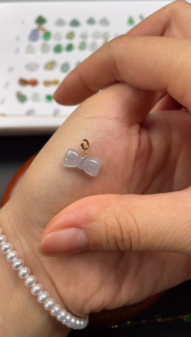 吊坠(不含链)18K金镶嵌翡翠一个JK359