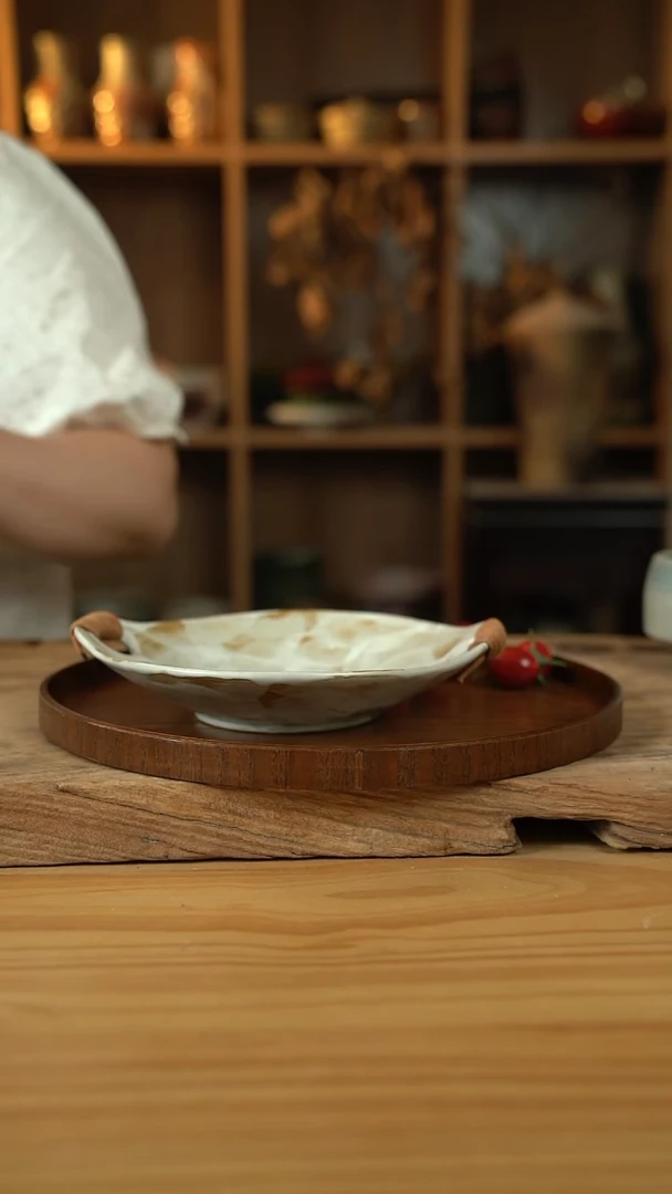 粉影系列的8英寸镂空双耳浅盘1个