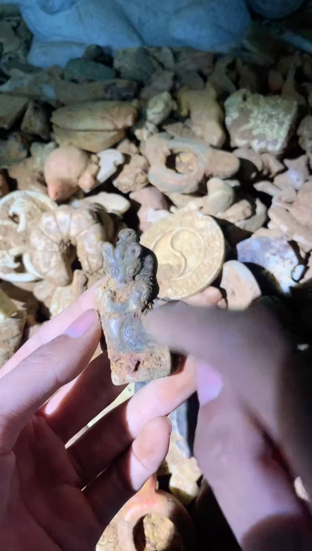 和田玉未镶嵌挂件以直播间实物图片为准