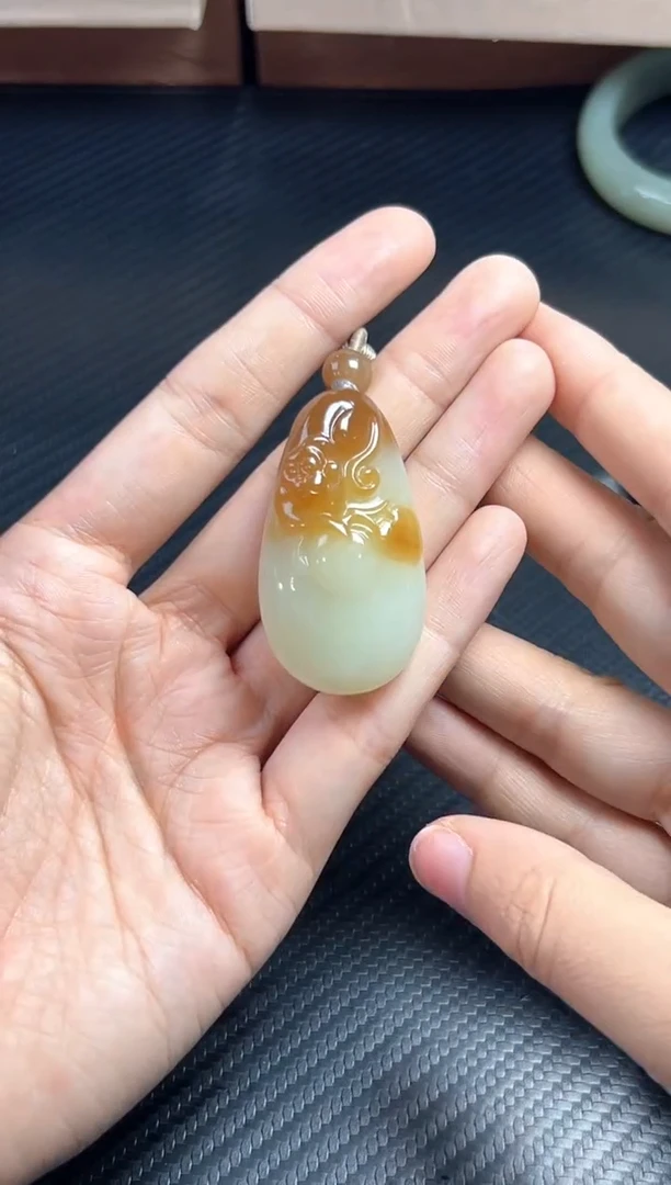 吊坠(赠链)未镶嵌和田玉若羌微色差