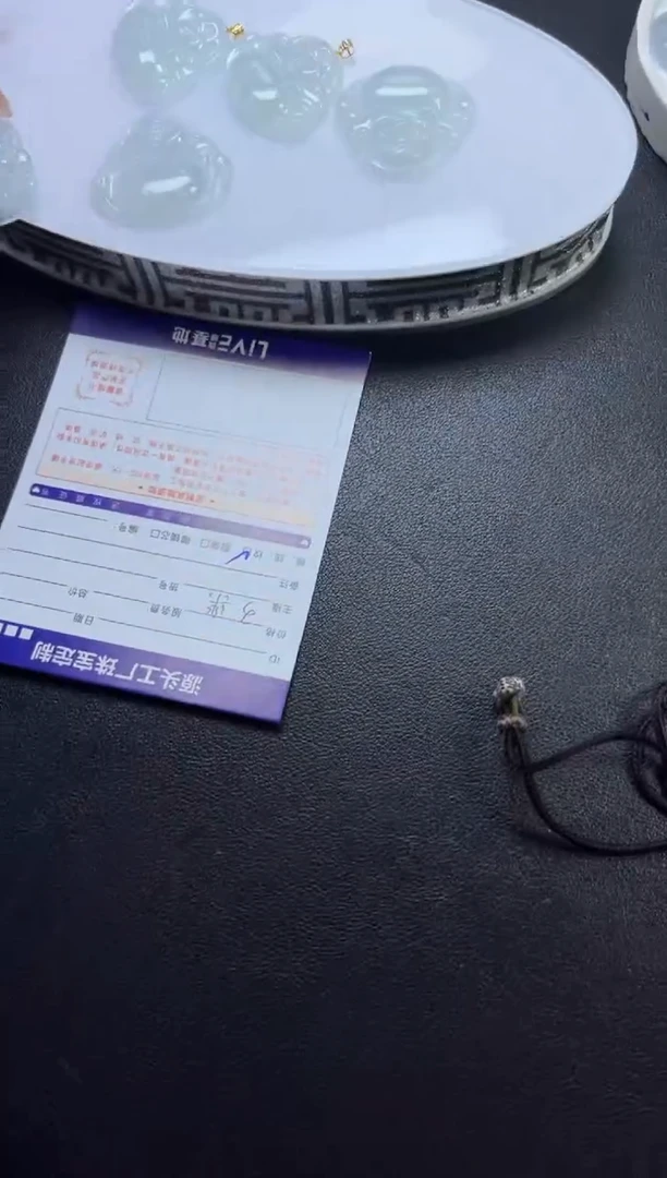 18K金镶嵌挂件翡翠/多样性发一件