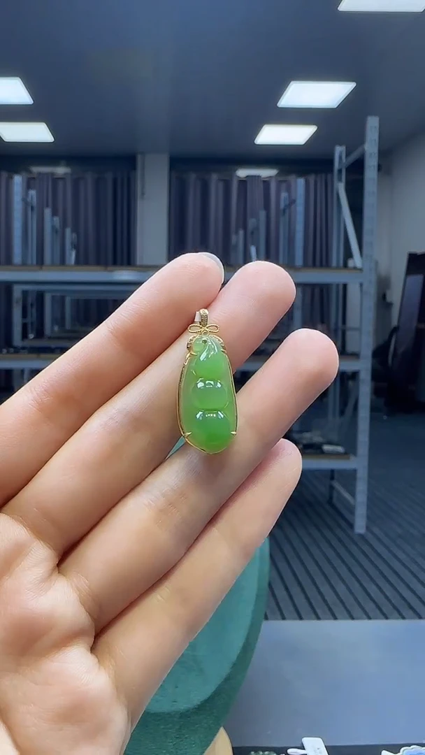 18K金镶嵌和田玉挂件1