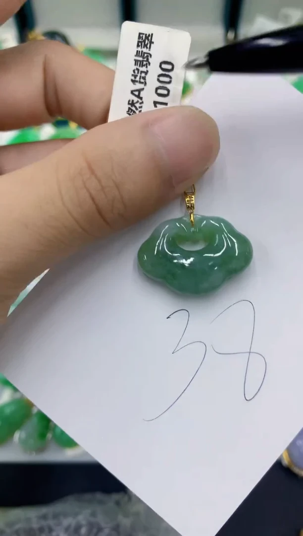 翡翠挂件未镶嵌翡翠