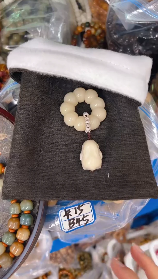 吊坠菩提根/象牙果荔枝栋手捻带白色兔