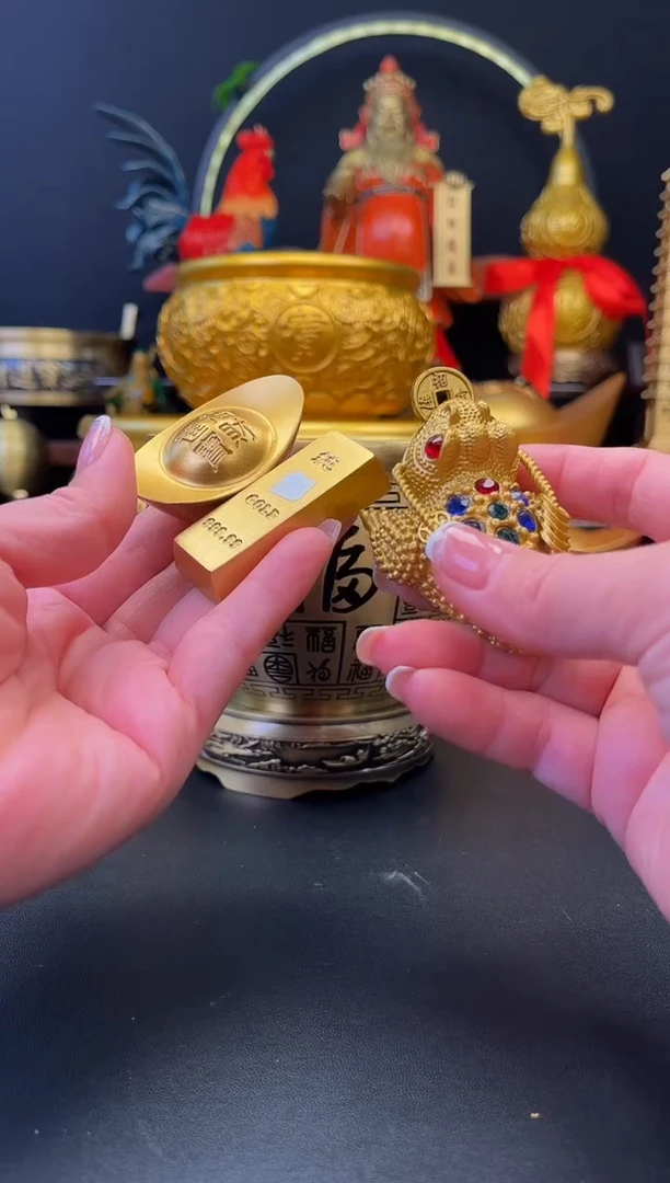 铜68个2号元宝+8个金条（5.3cm）+4个金色金蟾