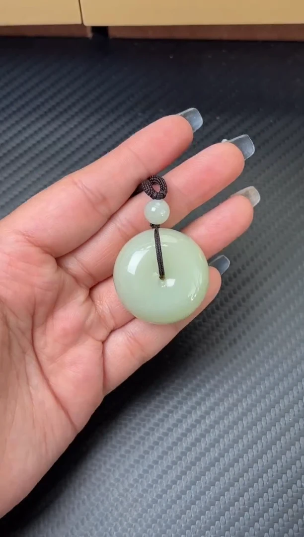 吊坠(赠链)未镶嵌和田玉且末微色差迪克兰二细平安扣