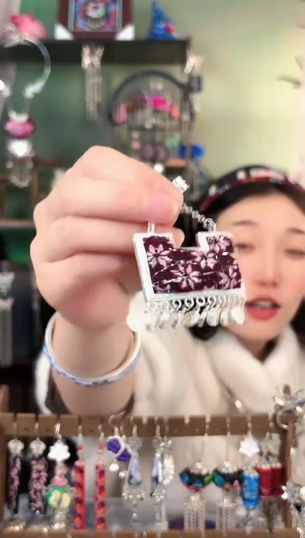 彩云南阁非遗老绣苗银饰品536