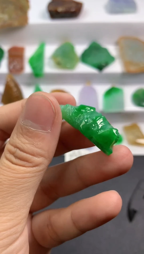 颈饰未镶嵌翡翠