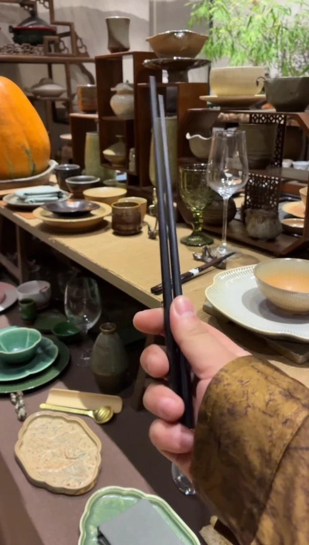 瓷片黑色合金筷子（发两双）