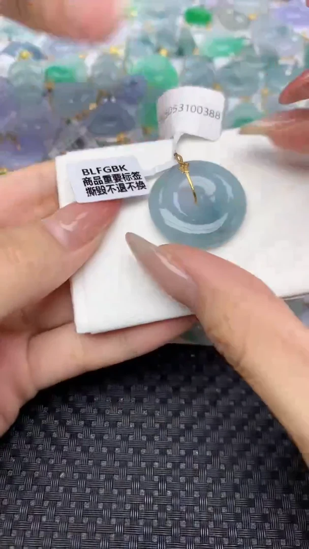 翡翠18K金镶嵌颈饰天然翡翠a货