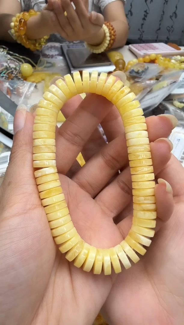未镶嵌琥珀裸石如图