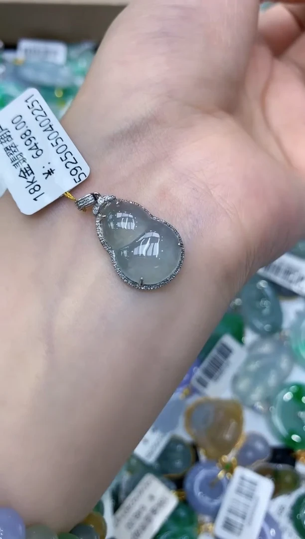 翡翠18K金镶嵌颈饰111111111