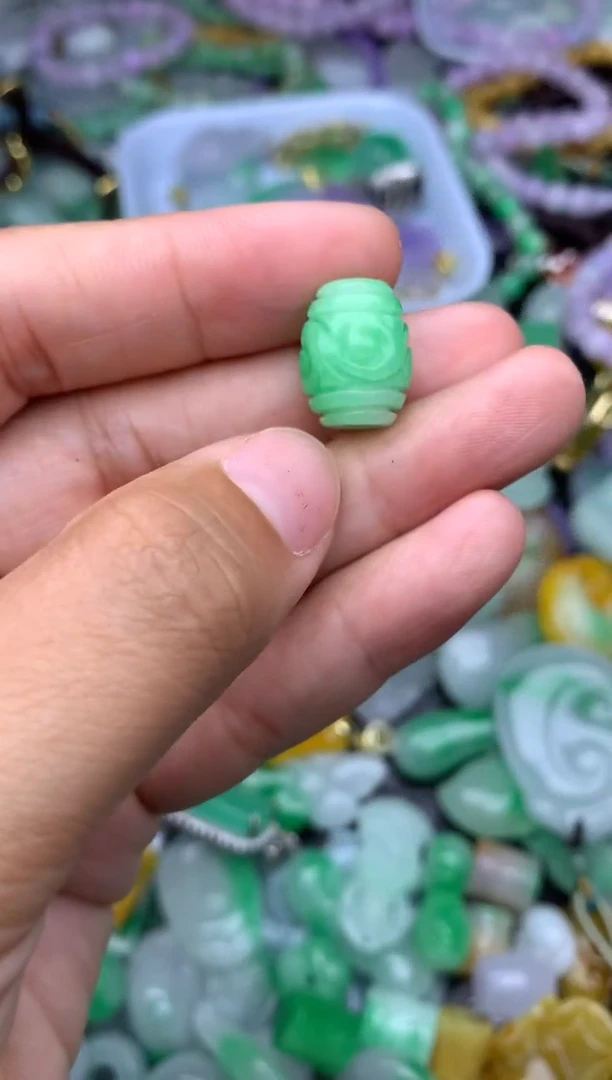 颈饰未镶嵌翡翠天然缅甸翡翠吊坠