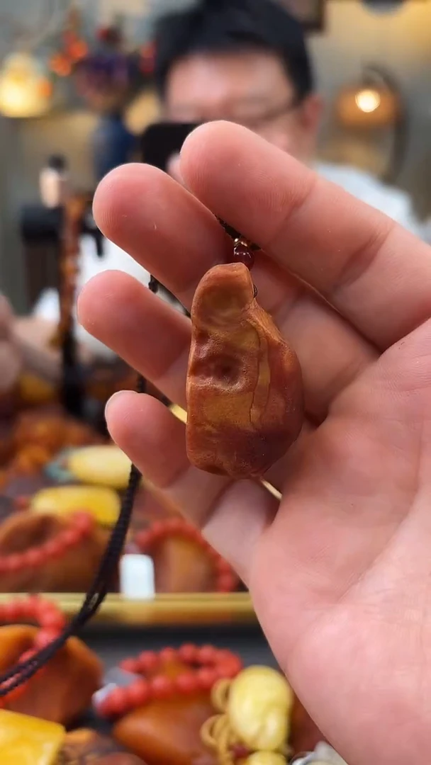 未镶嵌颈饰琥珀吊坠
