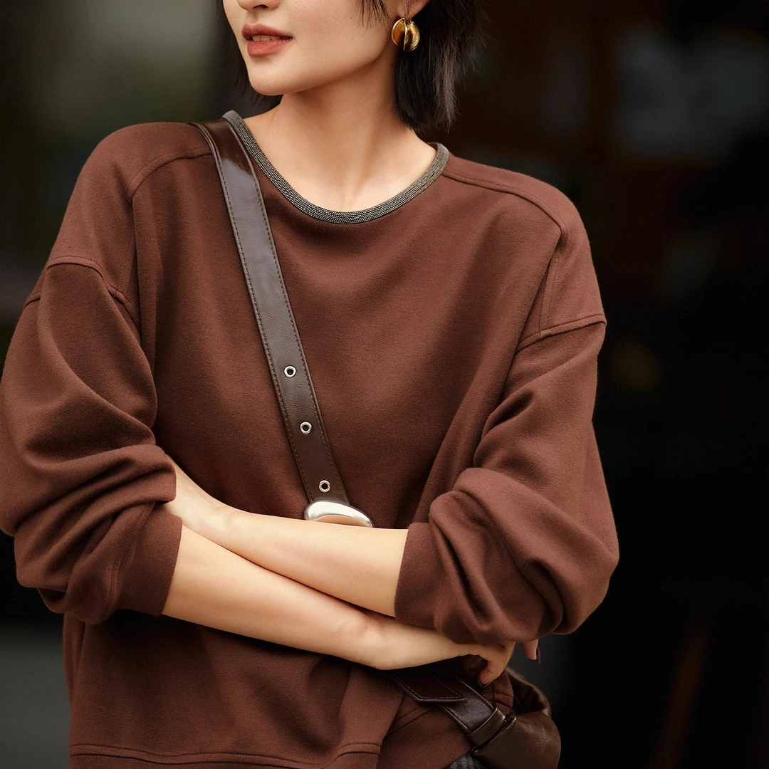 职业阿玛诗官2025秋冬新款圆领套头上衣舒适感复古轻奢珠链卫衣女