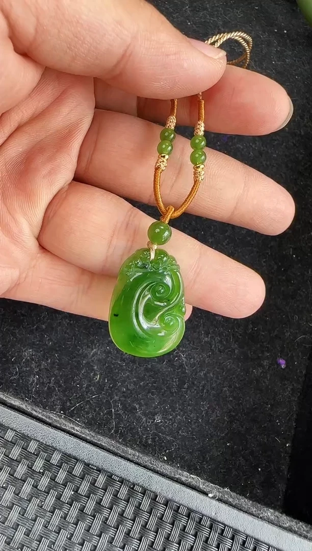 和田玉未镶嵌颈饰如意