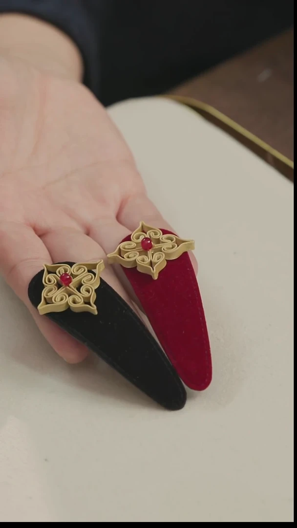 刺绣湘传礼盘扣发夹一对