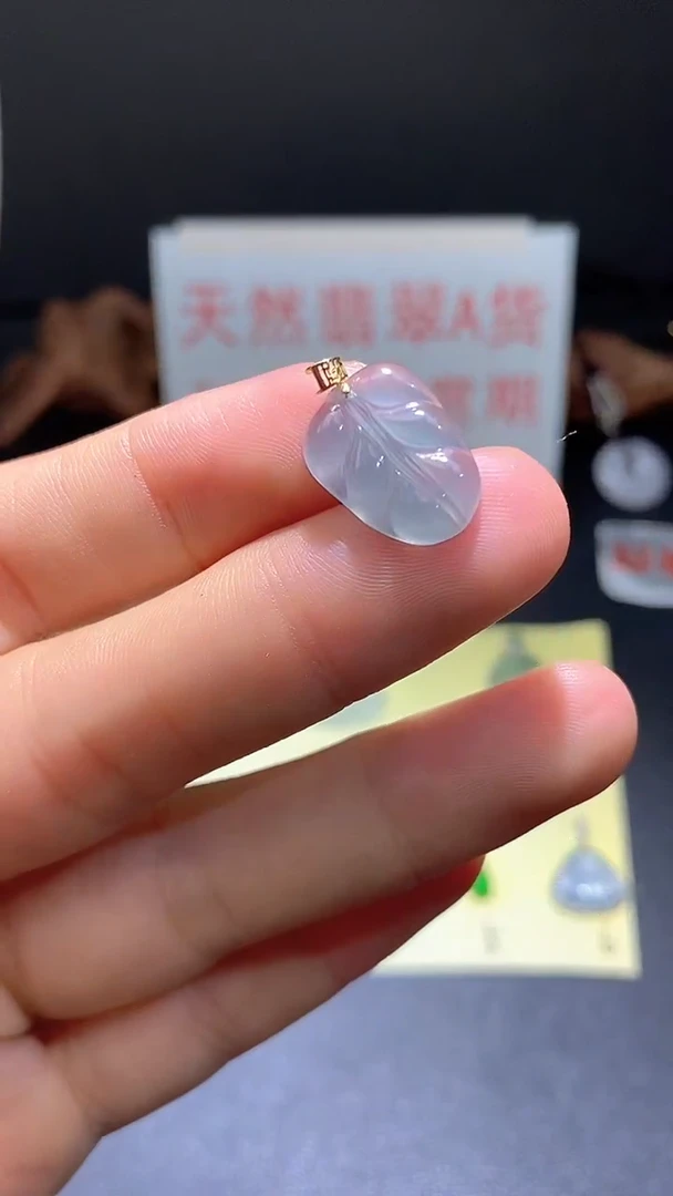 翡翠18K金镶嵌颈饰翡翠吊坠