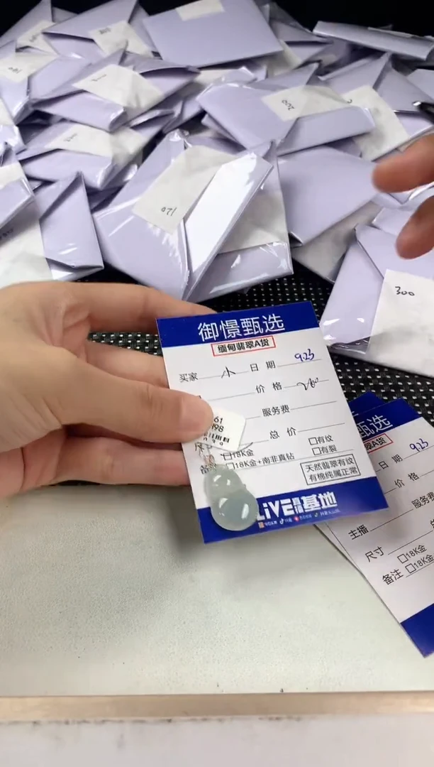 颈饰18K金镶嵌翡翠银****。18