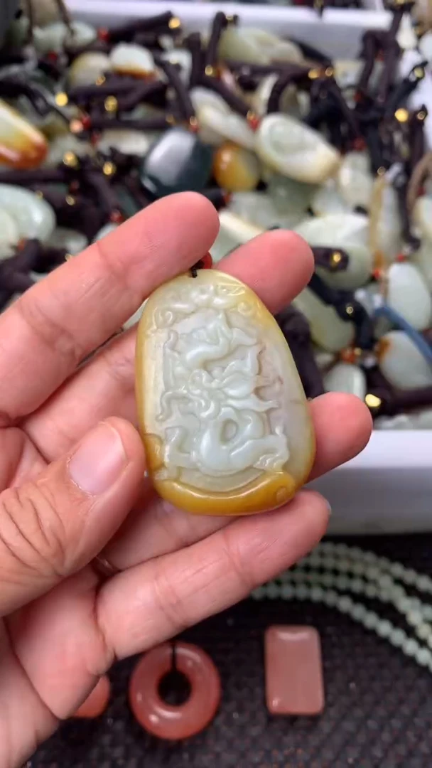 【闪购商品】和田玉颈饰未镶嵌多样性发货没有证书.拍一发一，有瑕