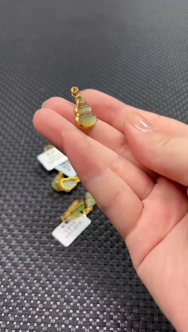 颈饰18K金镶嵌和田玉（多样性发一件）