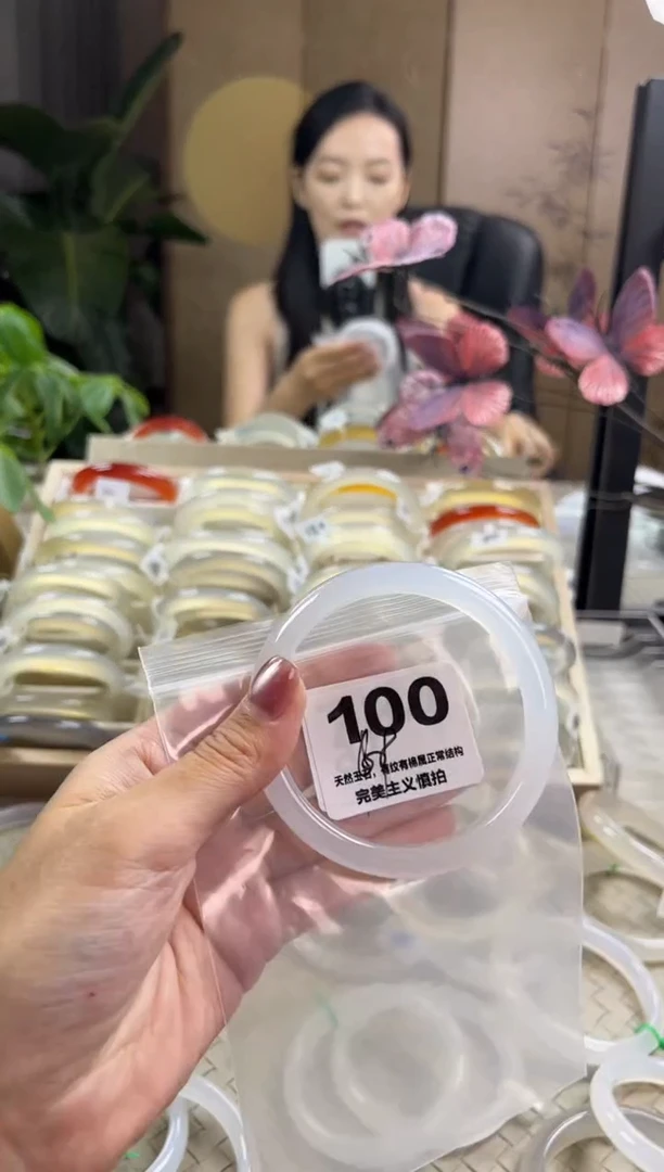 玛瑙/玉髓手镯未镶嵌100
