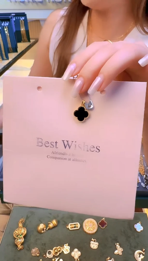 黑色四叶草吊坠0.85g（多样性发货）