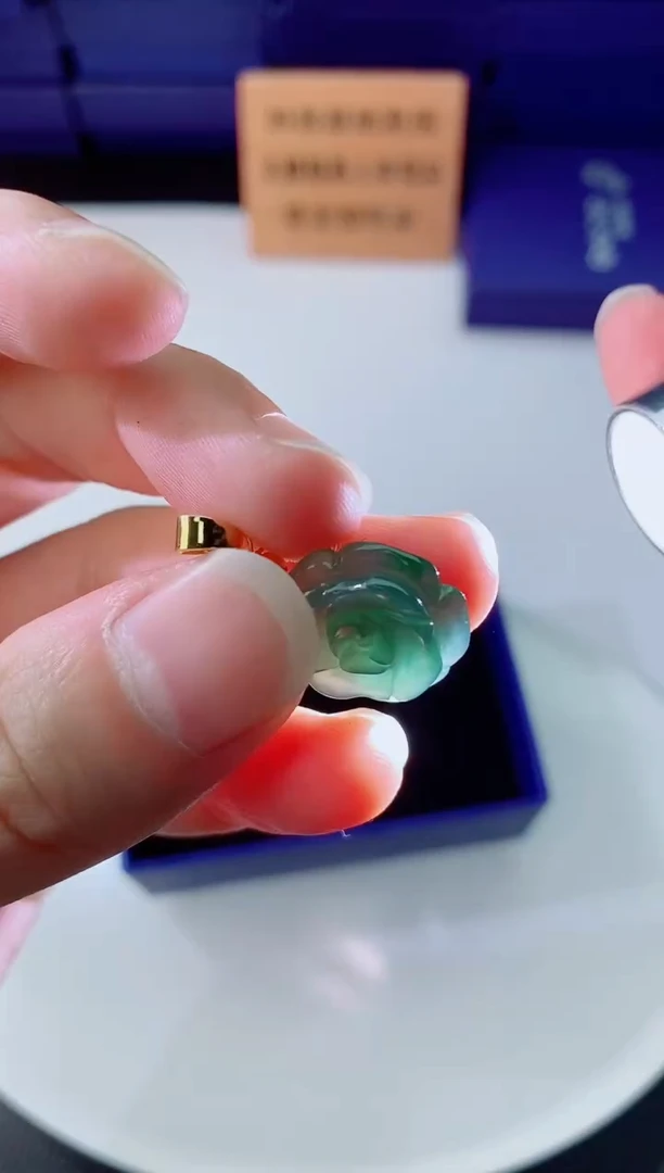 颈饰未镶嵌翡翠   `