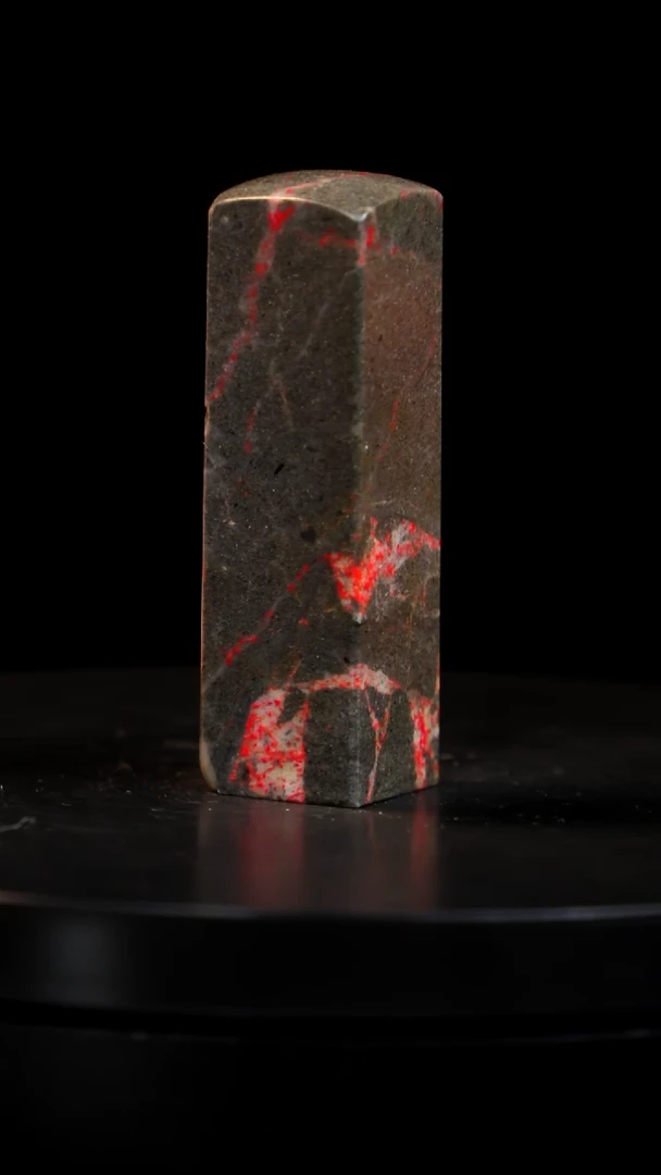 鸡血石黑牛角鸡血石