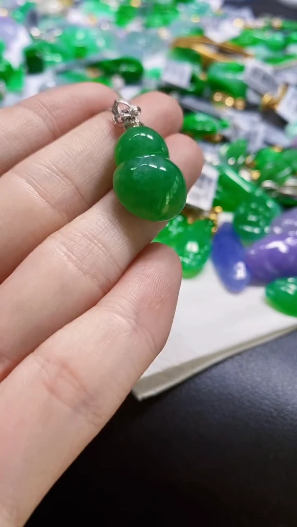 颈饰18K金镶嵌翡翠葫芦