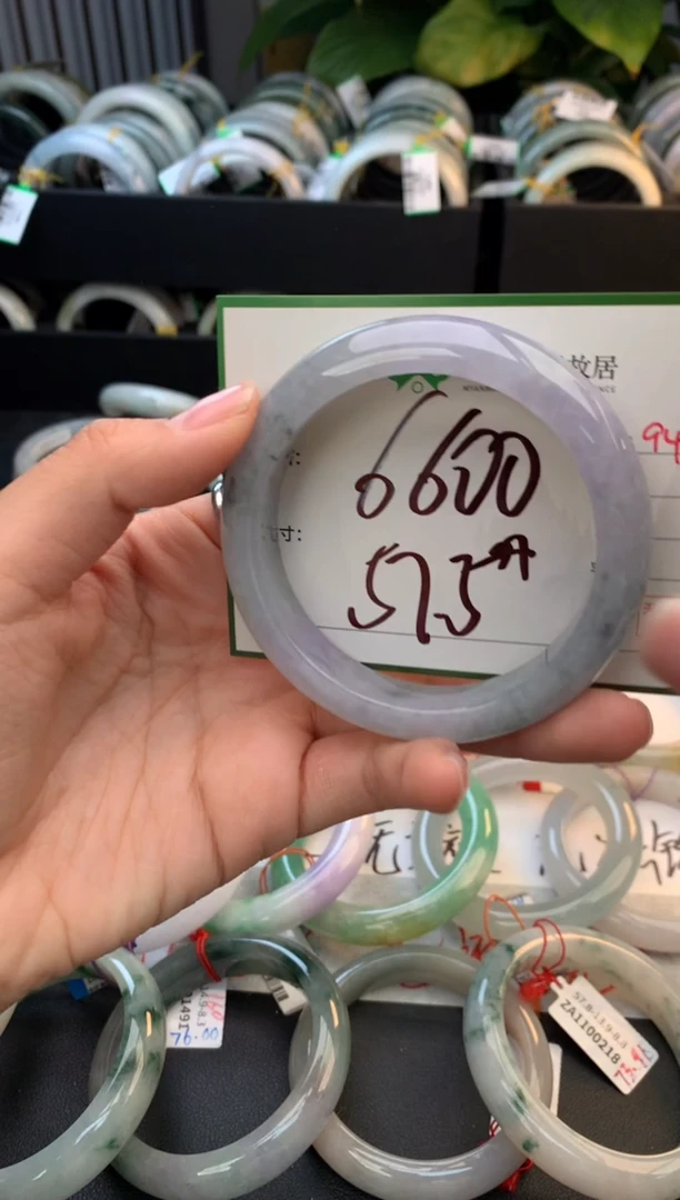 未镶嵌定制翡翠毛货需精细抛光+多人