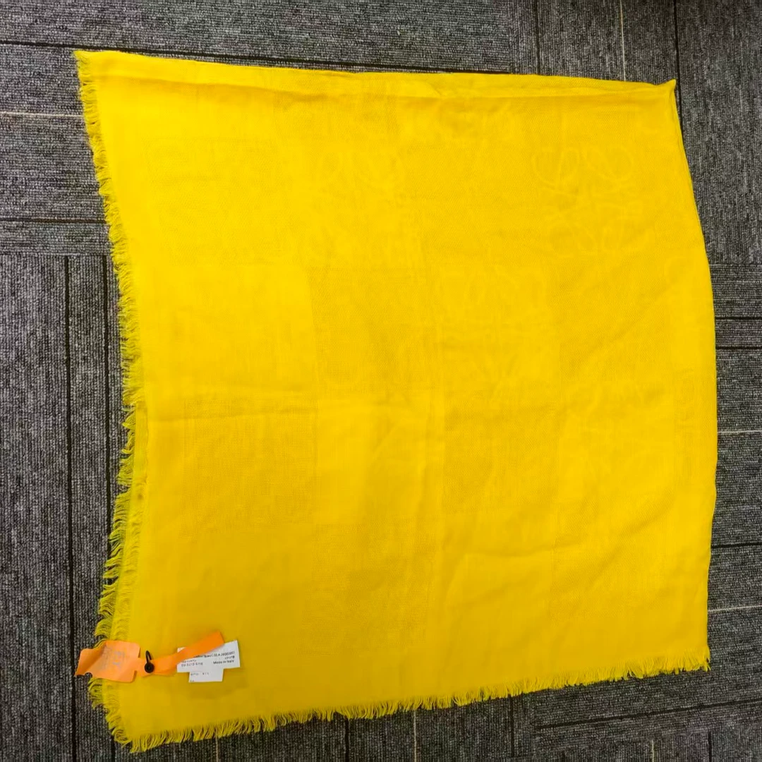 99新 LOEWE/罗意威 黄色围巾120x120/40779