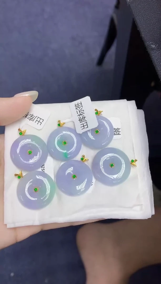 翡翠18K金镶嵌颈饰天然缅甸翡翠A货多样性发其一