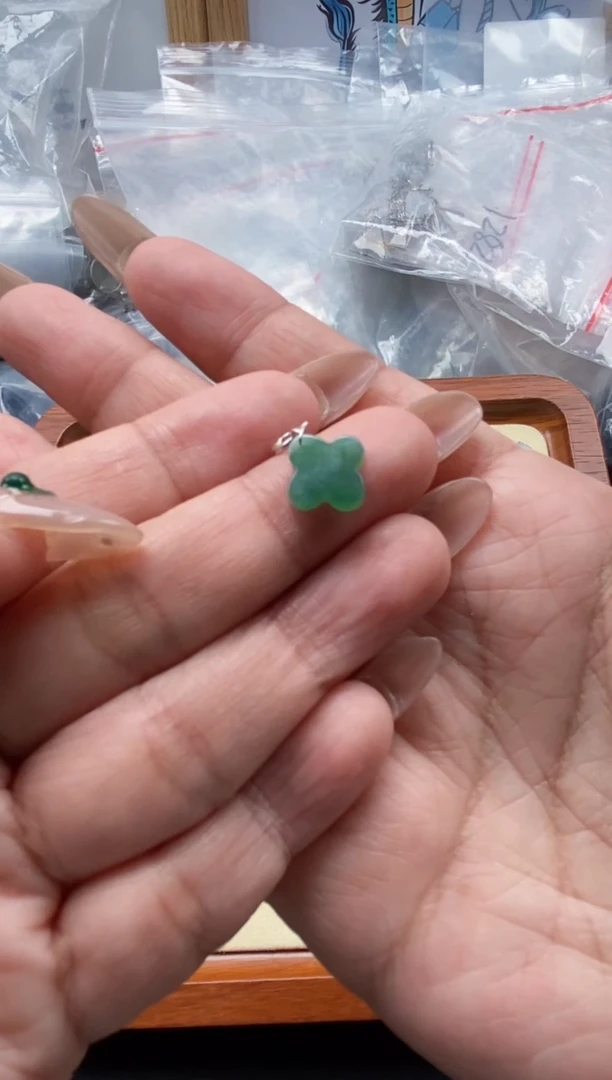 翡翠未镶嵌颈饰哥哥