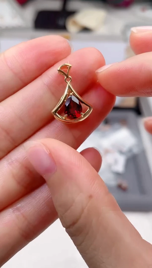 18K金镶嵌颈饰石榴石高货