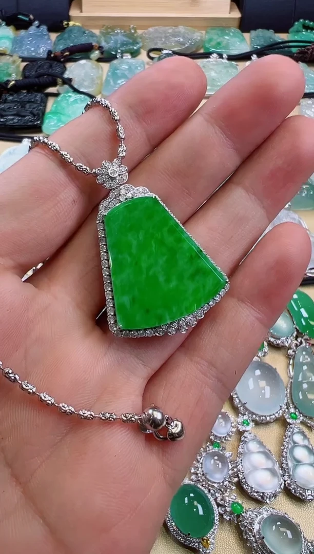 颈饰18K金镶嵌翡翠天然缅甸翡翠