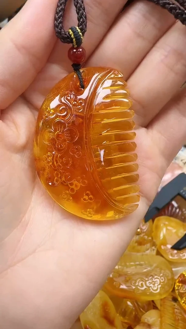 未镶嵌琥珀裸石如图