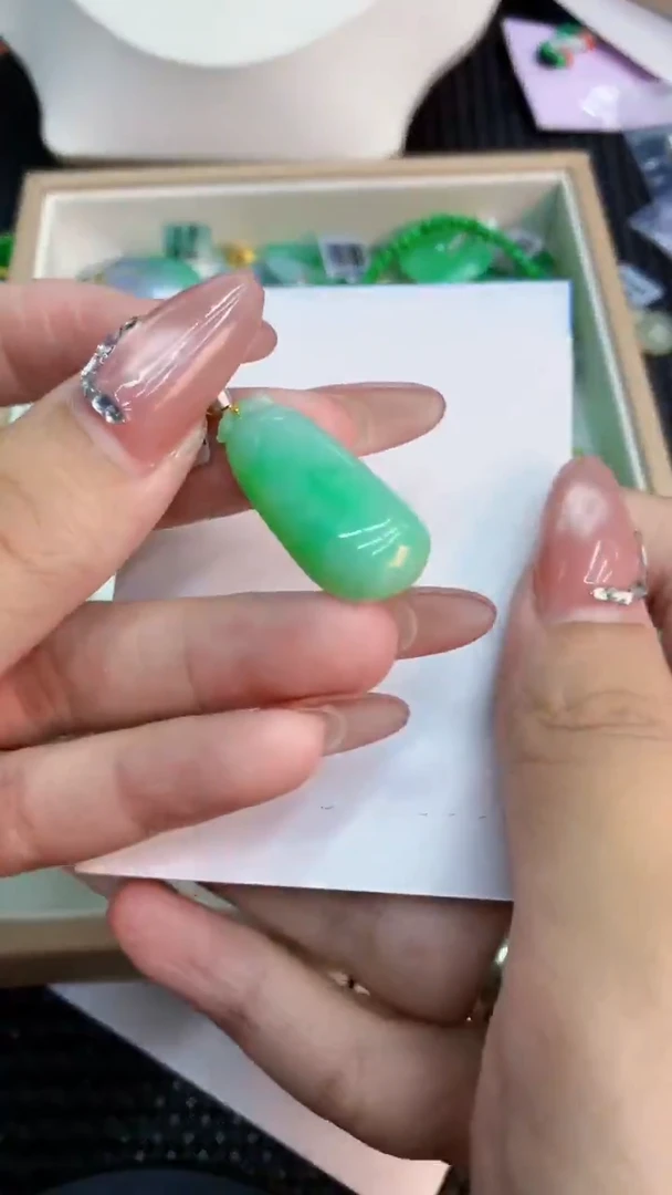 翡翠18K金镶嵌吊坠(不含链)1