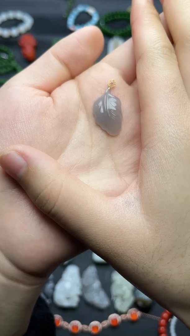 颈饰18K金镶嵌和田玉羽毛 06