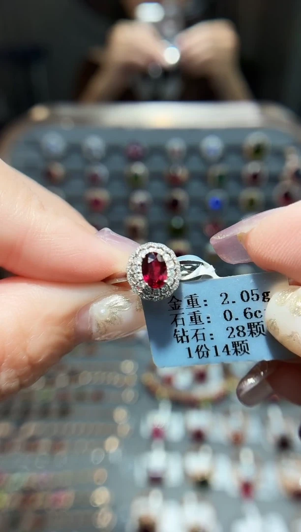 18K金镶嵌戒指红宝石0.6..