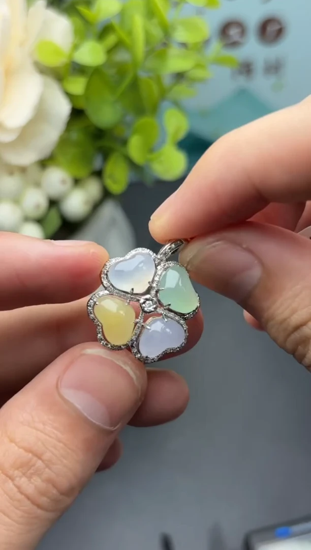 翡翠18K金镶嵌颈饰四叶草