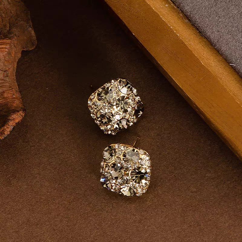 铜合金耳饰 港风轻奢精致耳环女大气高级感小众气质耳钉时尚耳饰