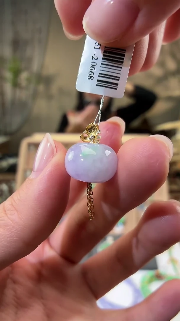 颈饰18K金镶嵌翡翠吊坠