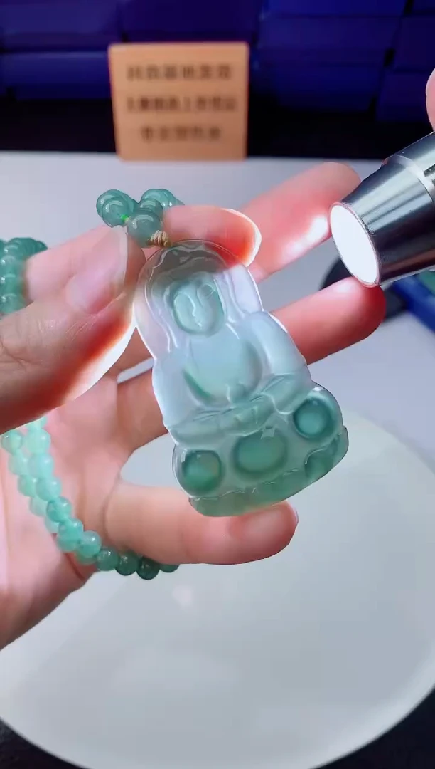 翡翠未镶嵌颈饰   `