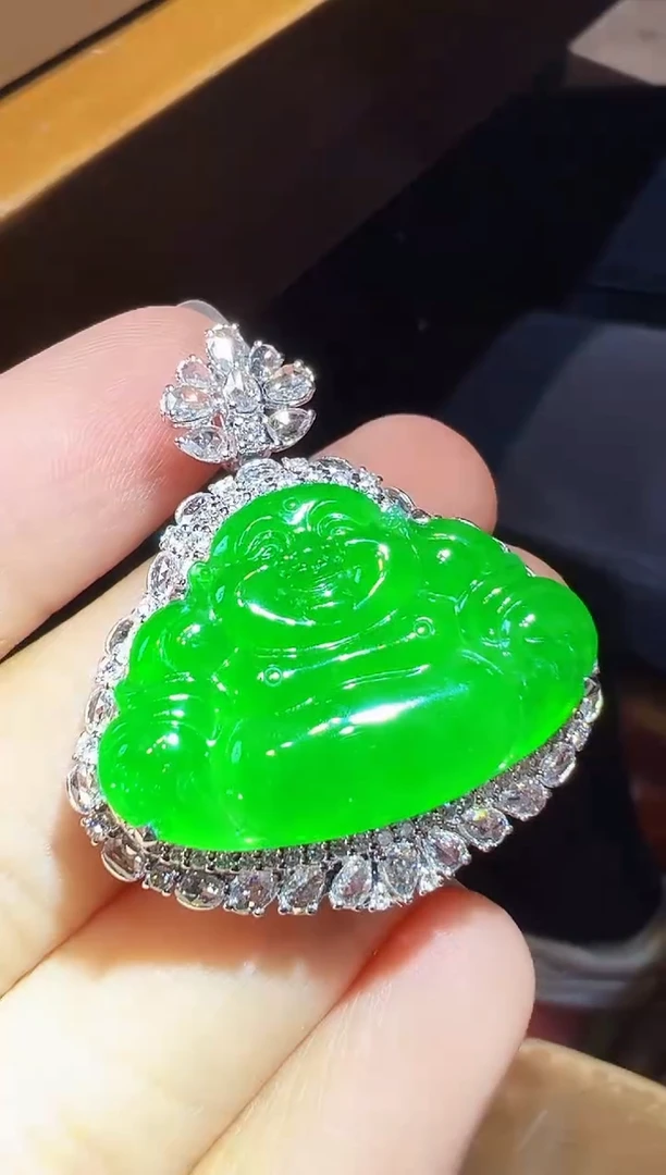 颈饰18K金镶嵌翡翠佛公