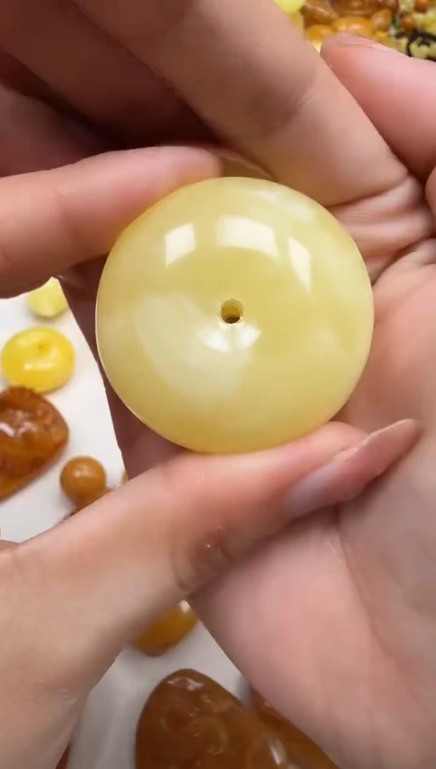 未镶嵌琥珀裸石如图