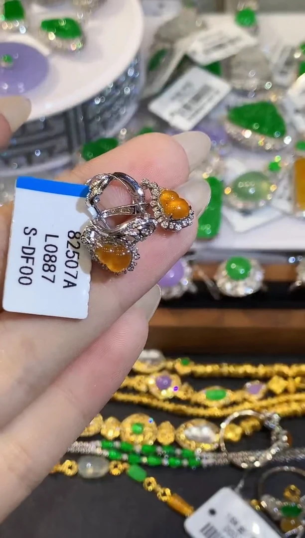 18K金镶嵌翡翠耳饰多样性发其一