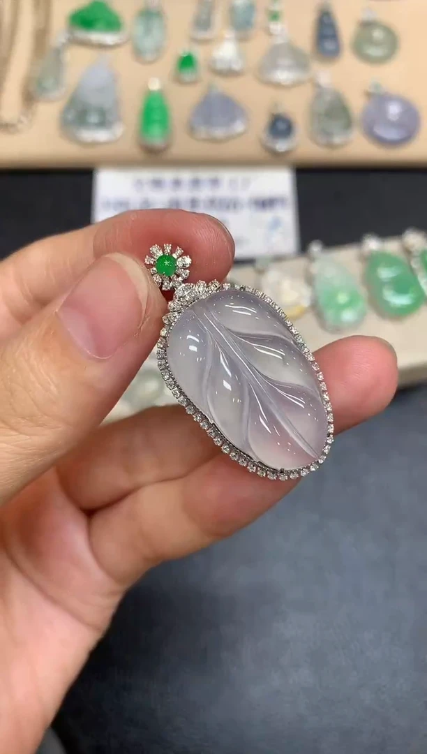 颈饰18K金镶嵌翡翠树叶【无服务费【48小时鉴赏期】
